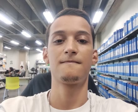 Igor, extensionista, um homem branco de cabelos escuros com colar de corrente prateado.