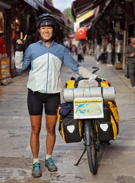 una mujer llega a estambul en bicicleta