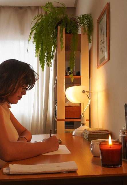 Leile em um ambiente tranquilo e intimista fazendo uma pintura