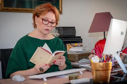 Dominique Uhlen avec un livre