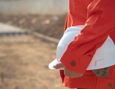 Homme avec casque chantier