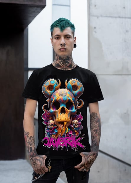 Estampa de caveira em camiseta streetwear masculina.