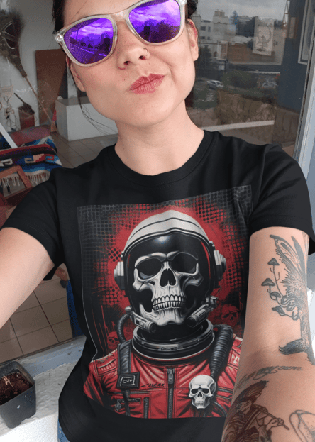 Mulher vestindo uma camiseta de caveira com detalhes em neon, em um estilo urbano e moderno.