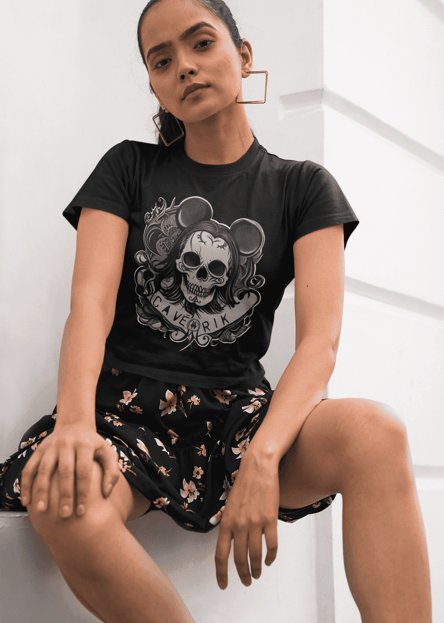Camiseta feminina preta com caveira e arte urbana.