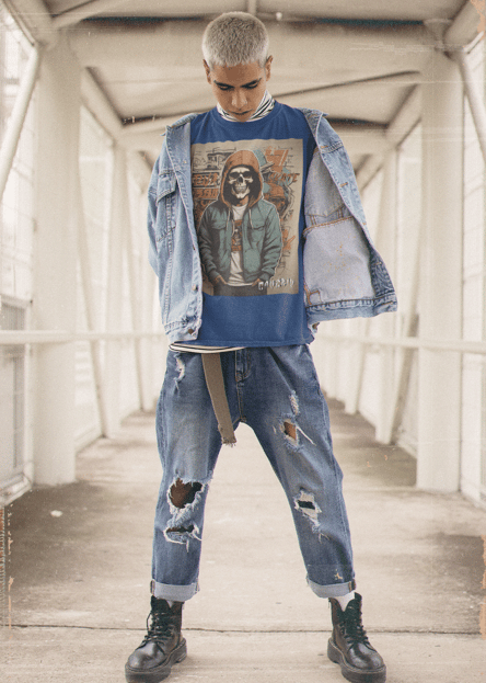 Modelo masculino com camiseta estampada, jaqueta bomber