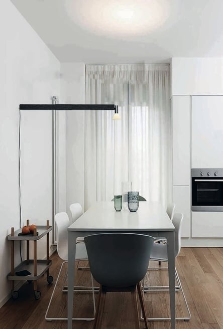lampara 2092w iluminando mesa blanca comedor con sillas