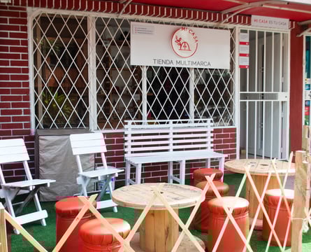 Fotografía exterior de MI CASA, Tienda Multimarca, mostrando la aplicación de su imagen en el espacio real.