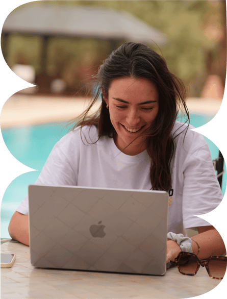 Lucie Derrien, graphiste freelance à Rennes, en train de travailler sur son ordinateur