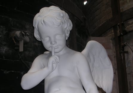 Photo de Magali Strassel représentant une statue d'un ange blanc qui dit "chut"