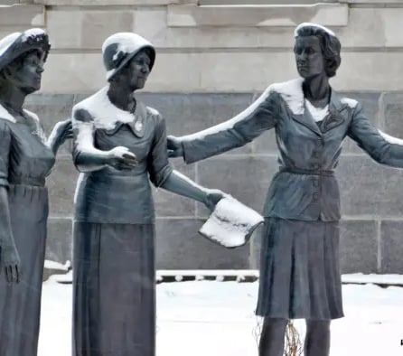 Hommage femmes en politique, détail.