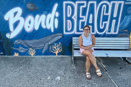 Erica di fronte al murale di Bondi Beach, spiaggia gratis a Sydney