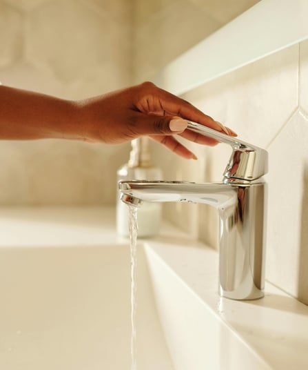a person's hand is holding a faucet plomberie