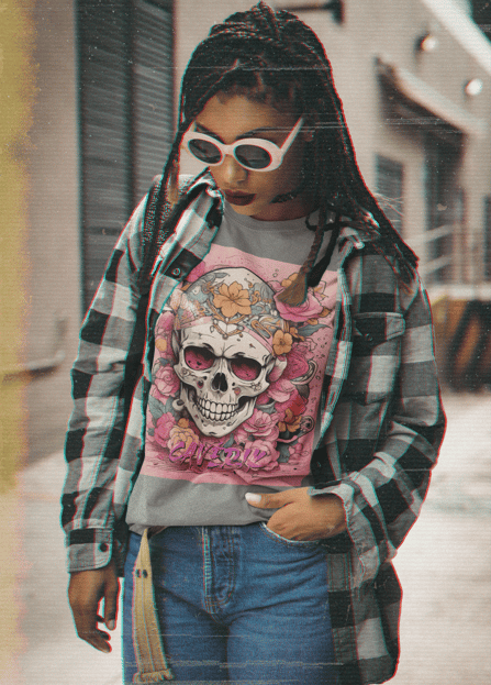 Modelo feminino usando camiseta tie-dye, jaqueta corta-vento, leggings e boné.