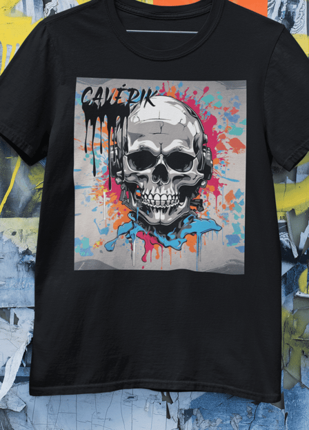 Camiseta Grafite Caveira Tag: Esta camiseta combina grafites coloridos com a imagem de uma caveira