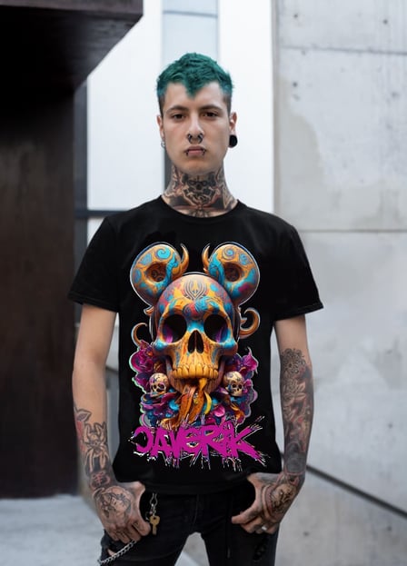 Modelo masculino com uma camiseta de caveira adornada com detalhes em relevo e tinta metálica.