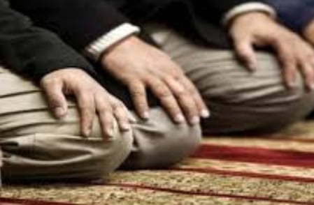 تأثير الإيمان والصلاة : لماذا يقل الاكتئاب بين المسلمين