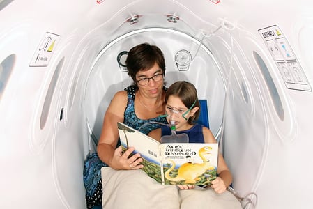 Une dame avec un enfant dans un caisson hyperbare