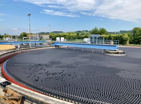 couverture d'un bassin industriel de traitement des eaux avec les boules flottantes 