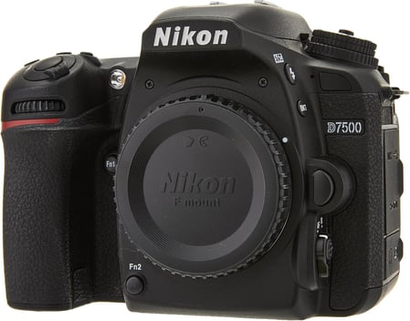Nikon D7500, Sensor: APS-C de 20.9 MP, Video: 4K a 30 fps.