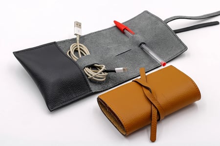 Porta Tech de cuero para cargar cargadores y extensiones tecnicas por Heros Leather