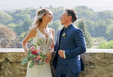 Photo de mariage avec le couple de mariés en côte d'Or