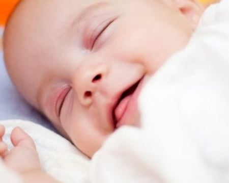 bebe-dormido-contento