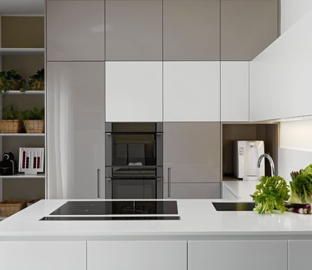 Cocina reformada en Valencia con diseño moderno, encimeras de cuarzo y electrodomésticos eficientes.
