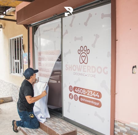 Mesh perforado para publicidad exterior, ideal para vallas y fachadas con visibilidad y resistencia.