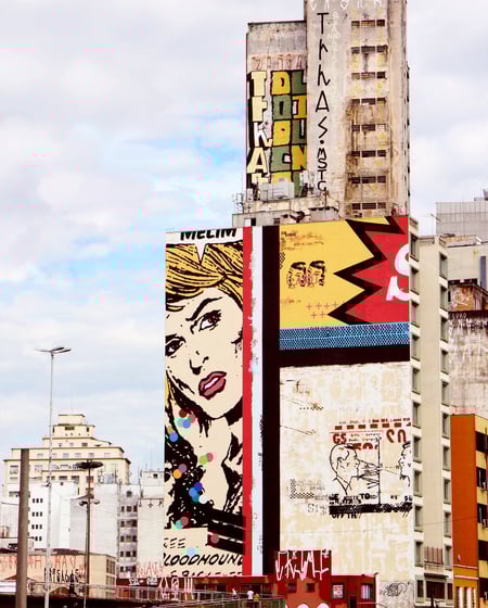 Um mural de graffiti em tons vibrantes, representando a expressão artística urbana