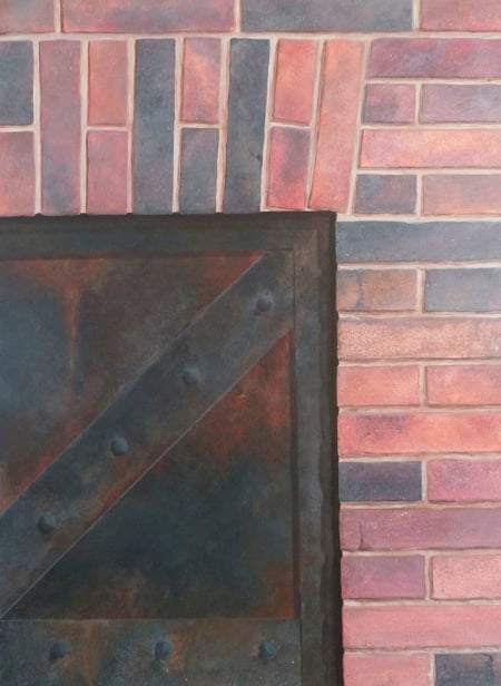 Décor peint en trompe-l'oeil, une porte rivetée en métal rouillé avec un mur en briques