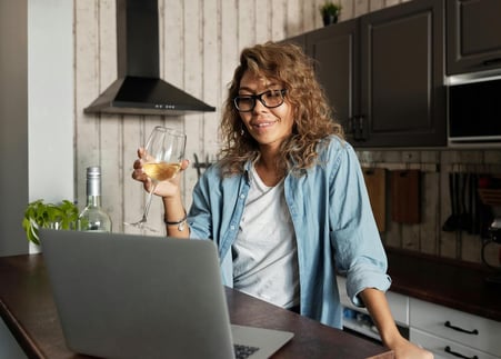 Uma pessoa a fazer um workshop de vinhos online