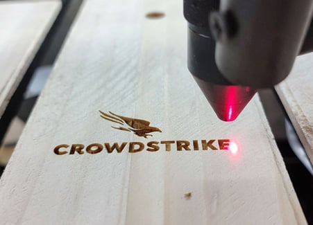 Grabado láser personalizado en madera con detalles finos