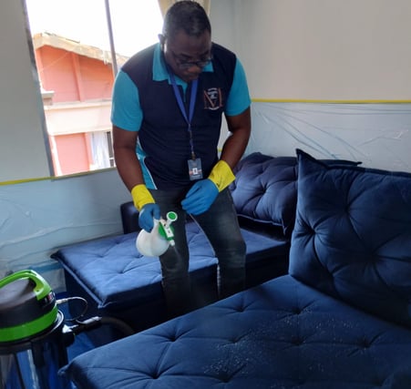 Exemplo de limpeza realizada em um estofado.
