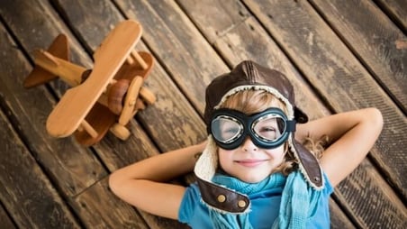 Un enfant qui se sert de son imaginaire pour trouver son épanouissement : la base de l'hypnose dynamique.