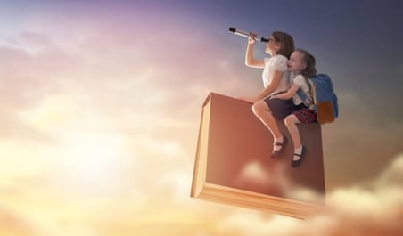 Enfants qui voyagent à travers une histoire : dans quels cas consulter en hypnose pour enfant à Lyon