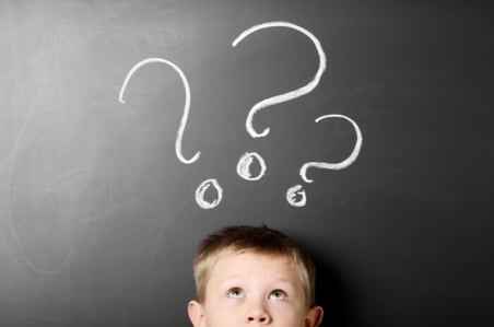 Enfant se posant des questions à propos de l'hypnose énurésie à Lyon