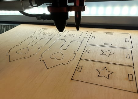 Corte y grabado láser en acrílico, MDF y metal