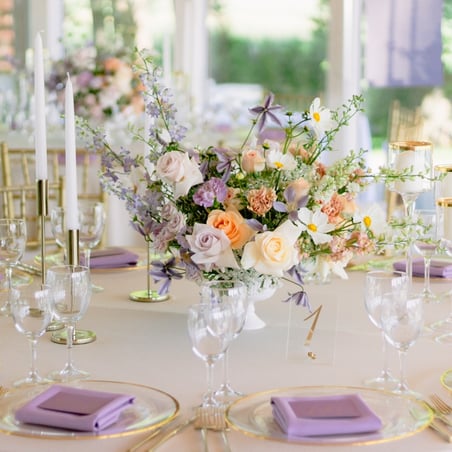vestuvių dekoratorė floristė alyvinės vestuvės auksinė polėkštė gėlių kompozicija alyvinė stalo numeris