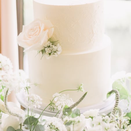 vestuvių dekoratorė floristė saldaus stalo dekoras Villa Top Vilniujesaldus stalas vestuvių tortas tarp gėlių