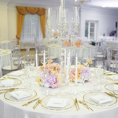 desertų stalo dekoras vestuvėms Vestuvių dekoratorė Floristė vila Royalle krištolas