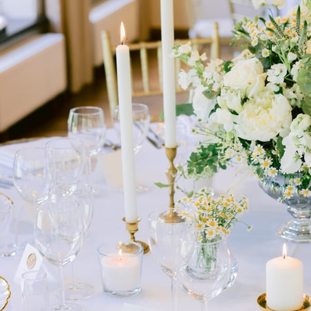Žalios vestuvės su auksu Villa Top vestuvių dekoratorė floristė gėlių kompozicija stalui žvakės