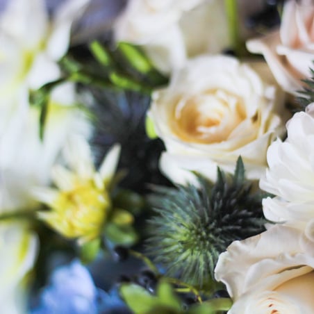 Vestuvių dekoratorė floristė Trakuose floristikos ir dekoro paslaugos mėlynas dekoras mėlynos hortenzijos stalo kompozicija
