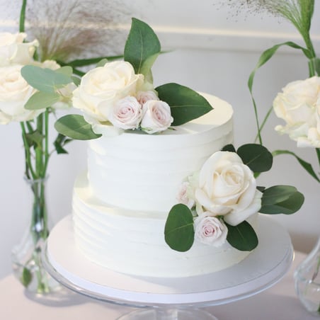 Žalios vestuvės su auksu vestuvių dekoratorė floristė vestuvių floristikos paslaugos vestuvių tortas su gėlėmis