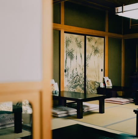 Antiquités japonaises traditionnelles exposées dans une pièce en tatami à Kurume