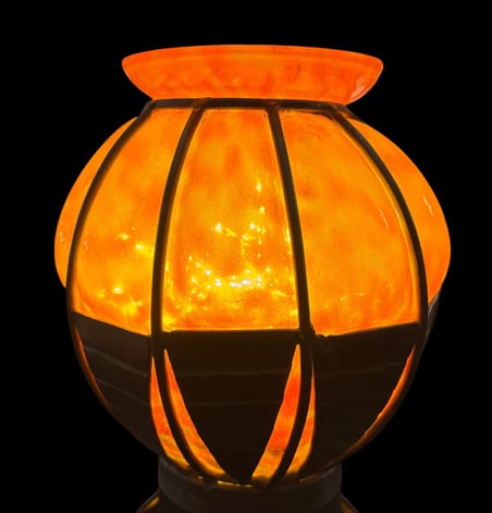 Vase à la monture de fer forgé signé Lorrain