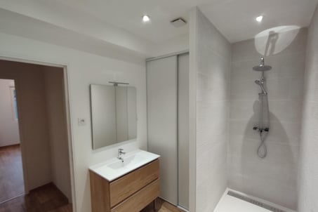 Rénovation de salle de bains moderne à Château-Thierry par notre plombier