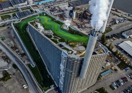 CopenHill -centro de tratamento de resíduos (lixo em energia) em seu telhado verde pista de esqui