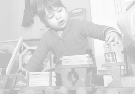 un efant joue avec des jouets en bois