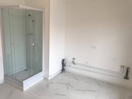 Mise en place de la douche et de la plomberie en façade