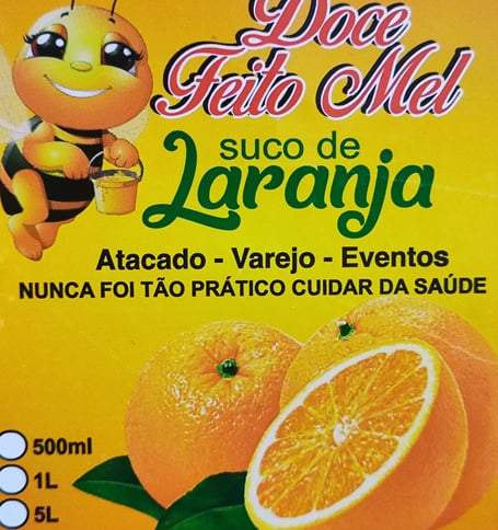 Imagem publicitária da Doce Feito Mel. Uma meiga abelha carregando um balde com suco de laranja.